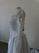 Load image into Gallery viewer, Style 8458 White Size 20 Bridal
