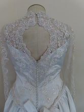 Load image into Gallery viewer, Style 8458 White Size 20 Bridal
