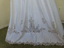 Load image into Gallery viewer, Style 8458 White Size 20 Bridal
