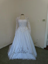 Load image into Gallery viewer, Style 8458 White Size 20 Bridal
